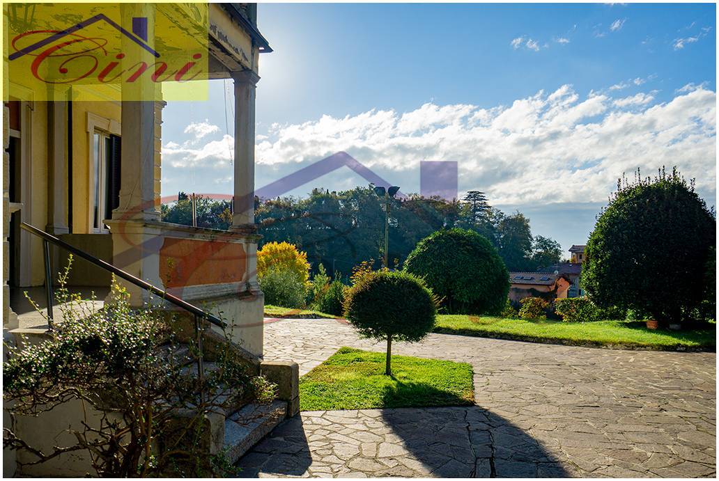 VILLA SINGOLA in vendita a Eupilio