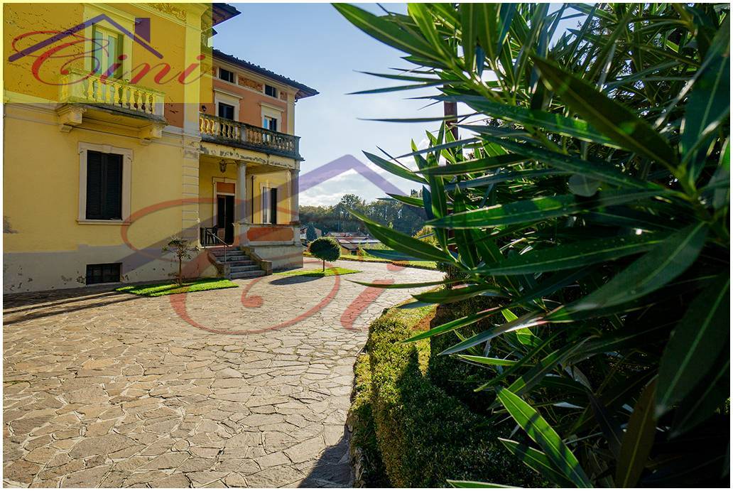 VILLA SINGOLA in vendita a Eupilio