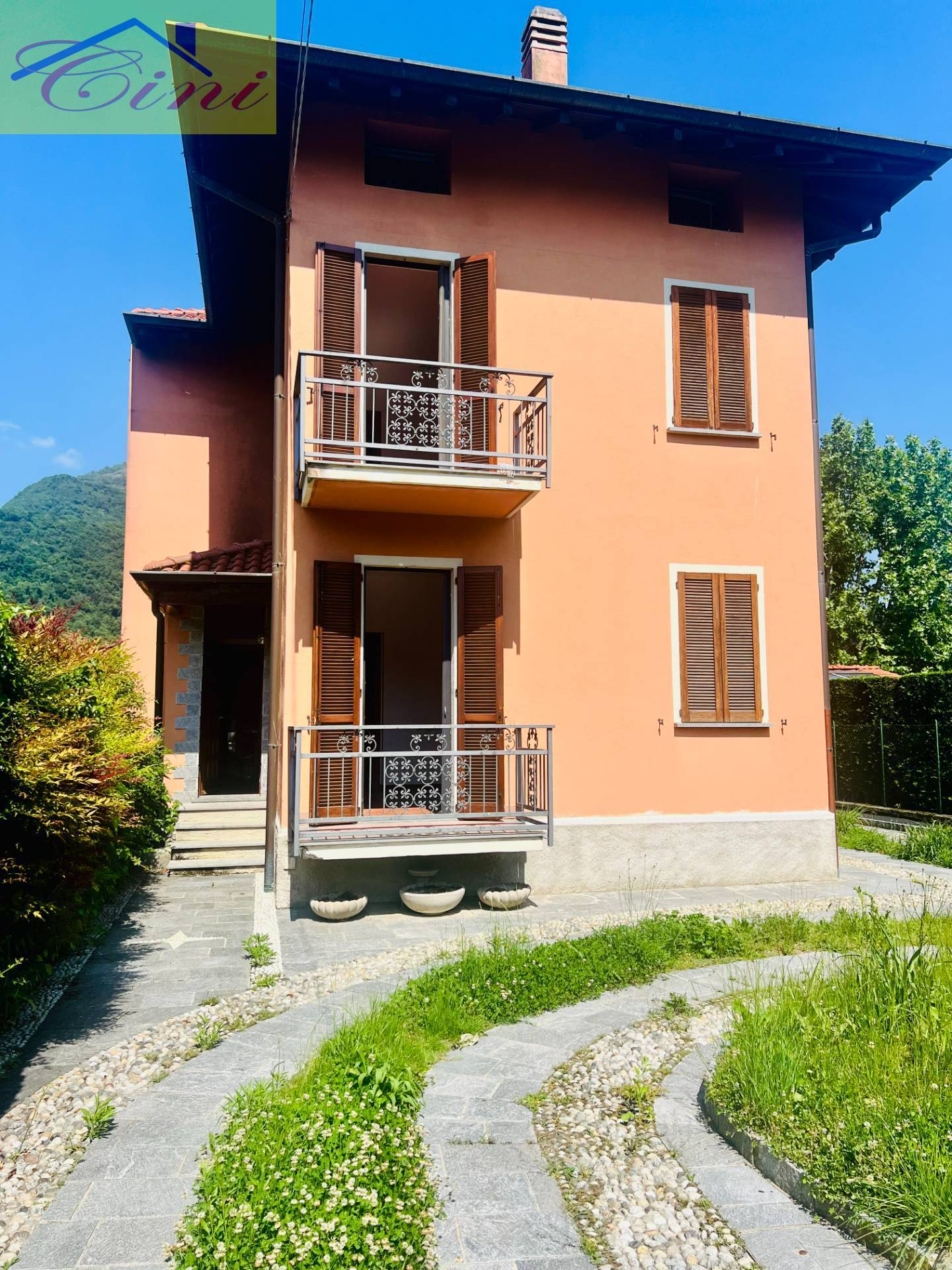 VILLA SINGOLA in vendita a Eupilio