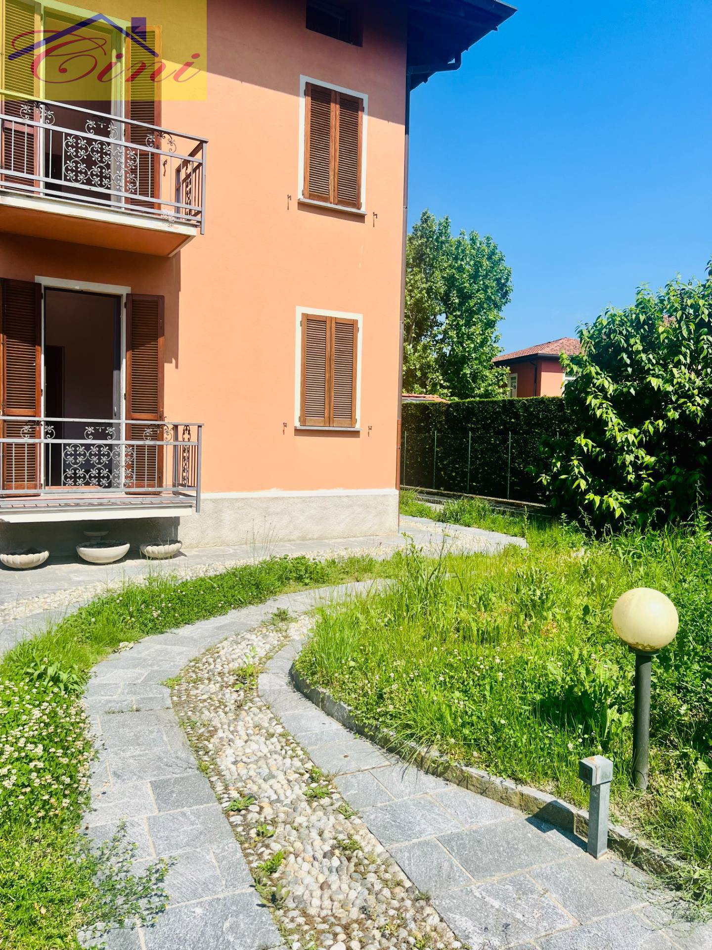 VILLA SINGOLA in vendita a Eupilio