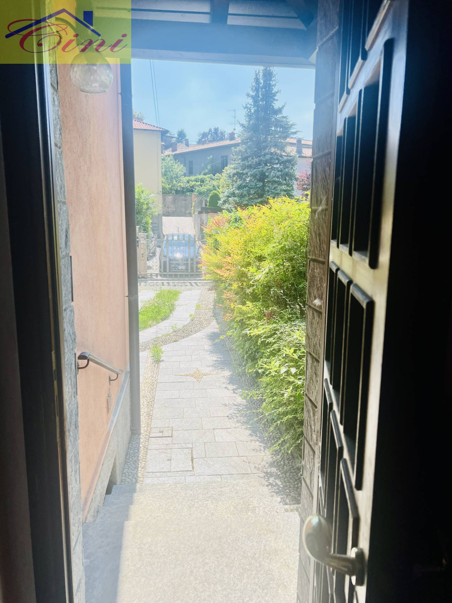 VILLA SINGOLA in vendita a Eupilio