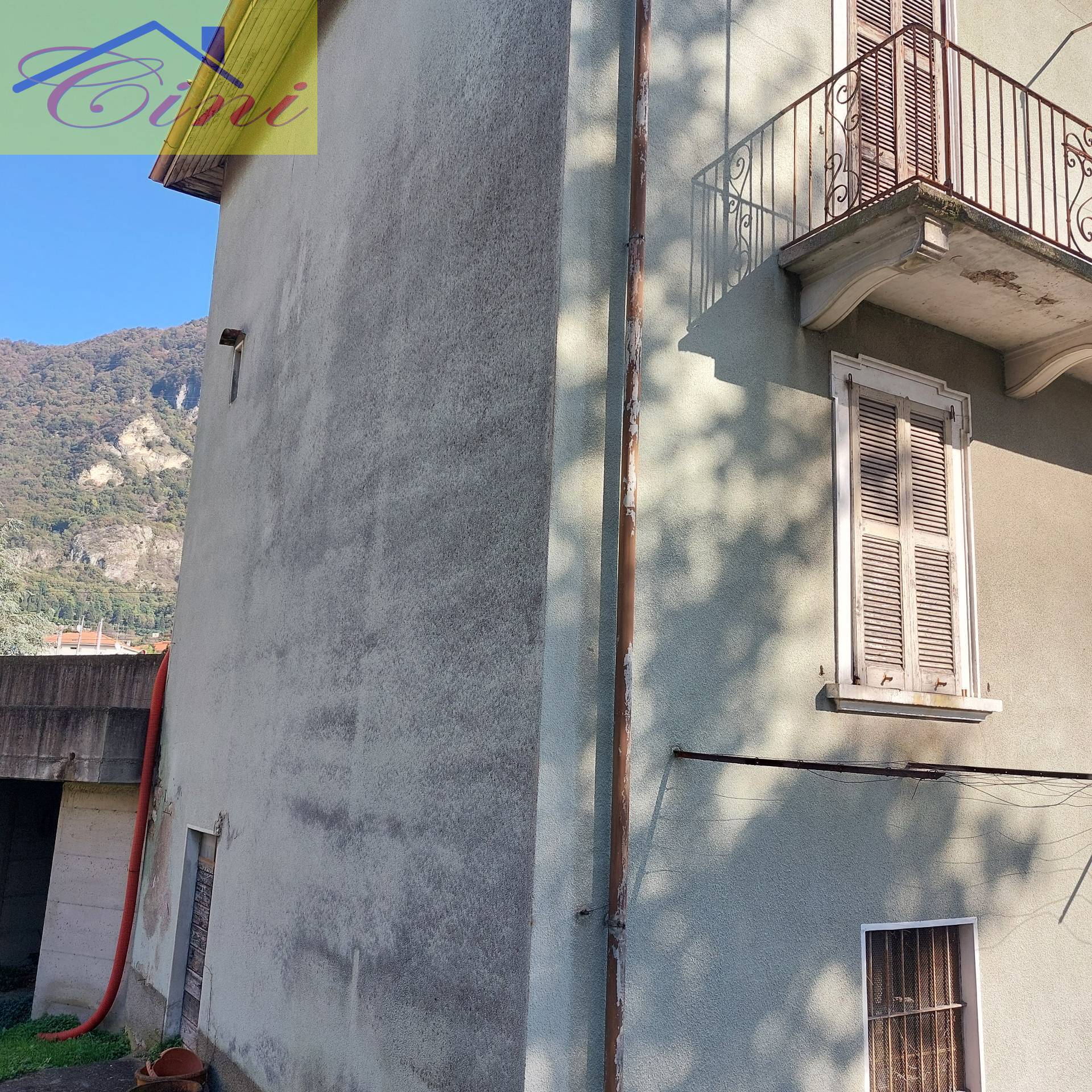 VILLA SINGOLA in vendita a Vercurago
