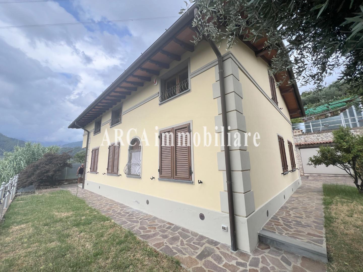 Villa con giardino a Pietrasanta