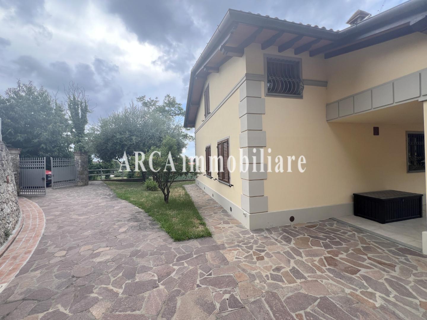 Villa con giardino a Pietrasanta