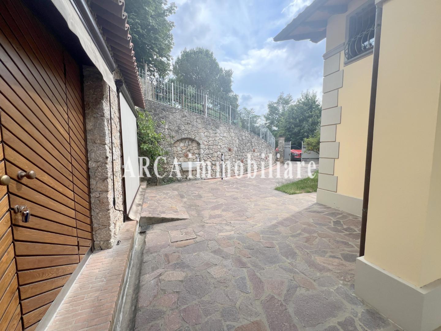 Villa con giardino a Pietrasanta