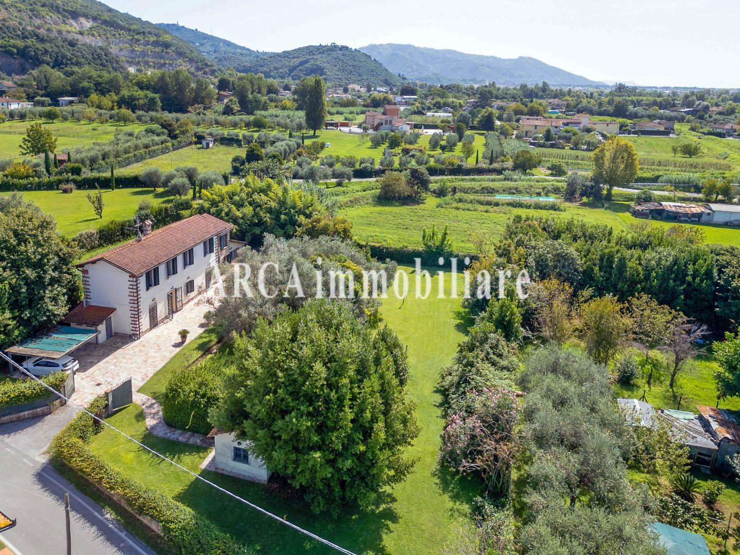 Rustico con giardino a Pietrasanta