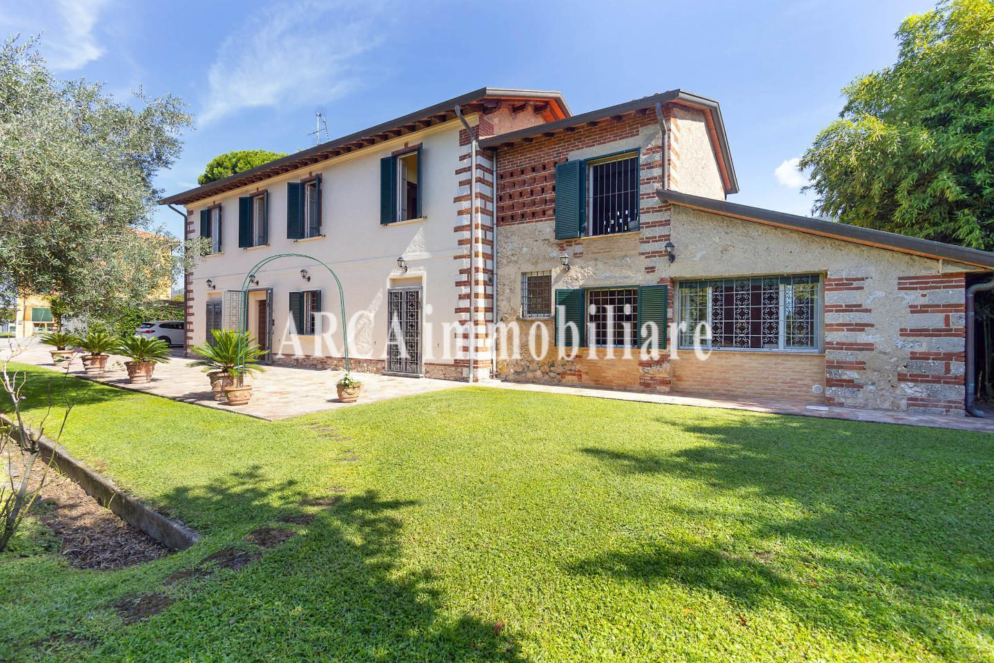 Rustico con giardino a Pietrasanta