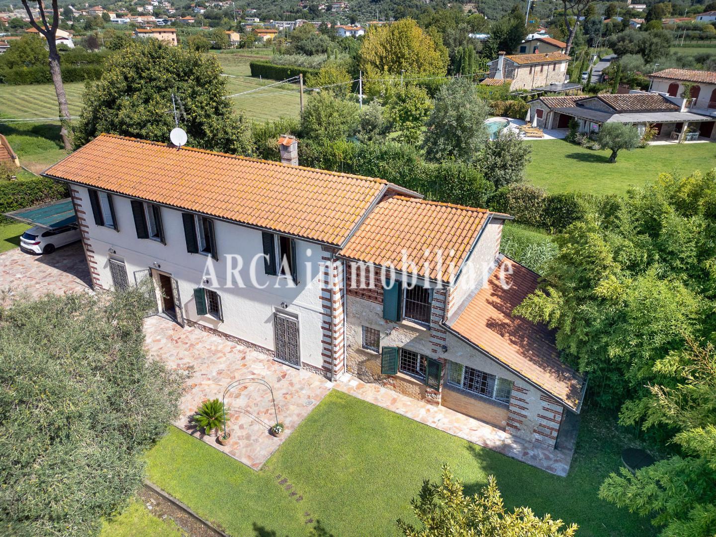 Rustico con giardino a Pietrasanta