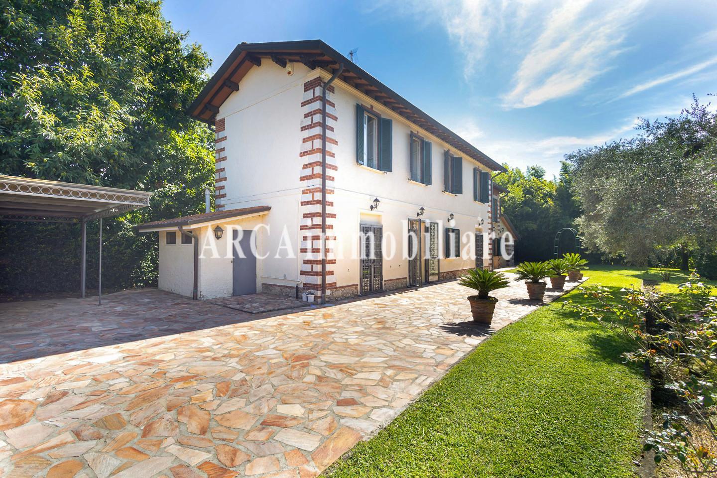 Rustico con giardino a Pietrasanta