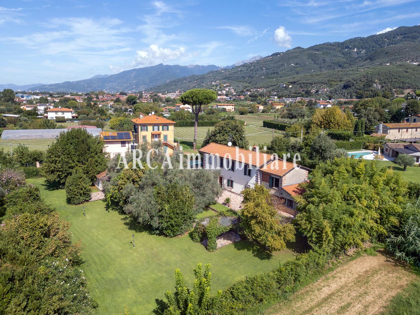 Rustico con giardino a Pietrasanta