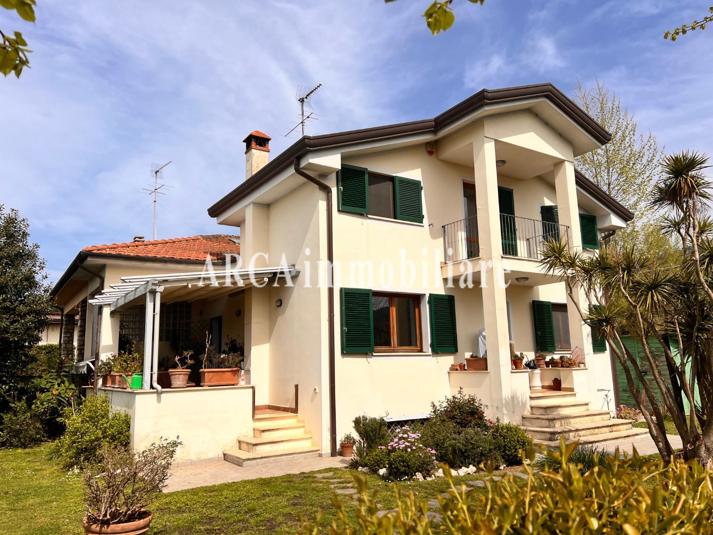 Villa Bifamiliare con giardino a Pietrasanta