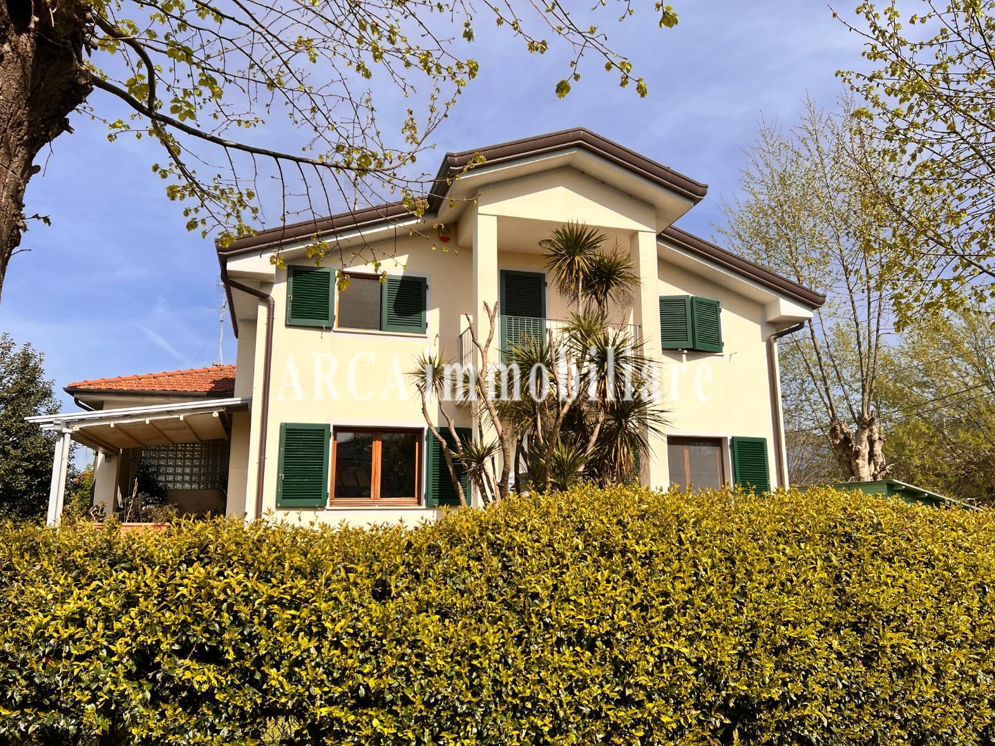 Villa Bifamiliare con giardino a Pietrasanta