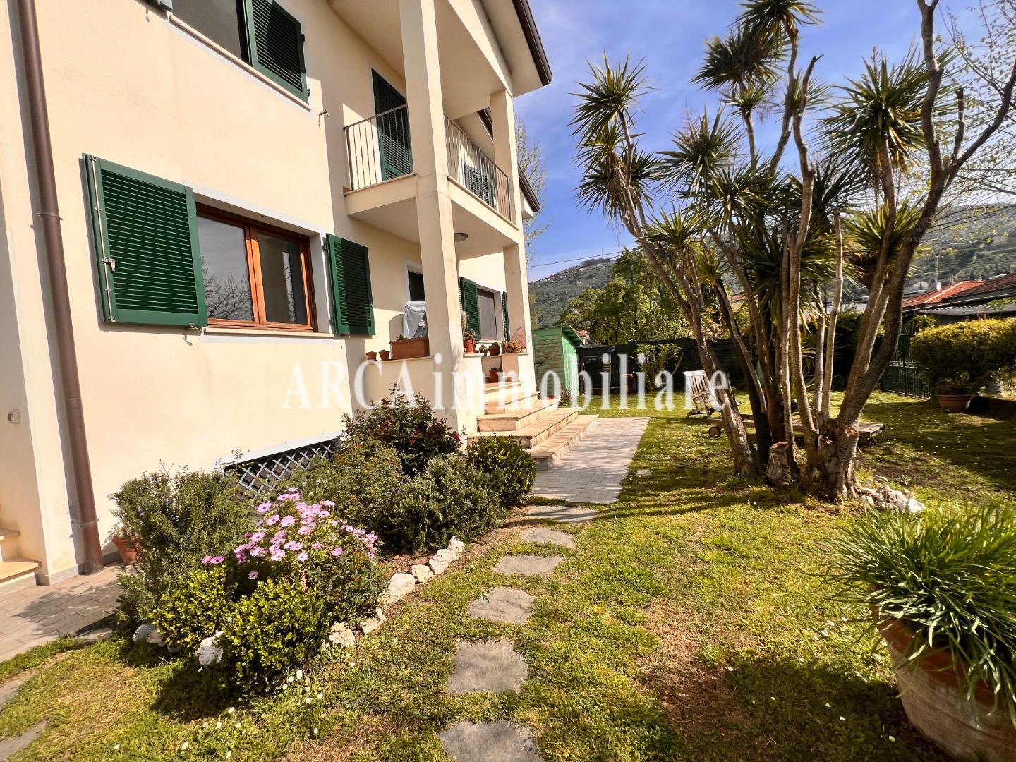 Villa Bifamiliare con giardino a Pietrasanta