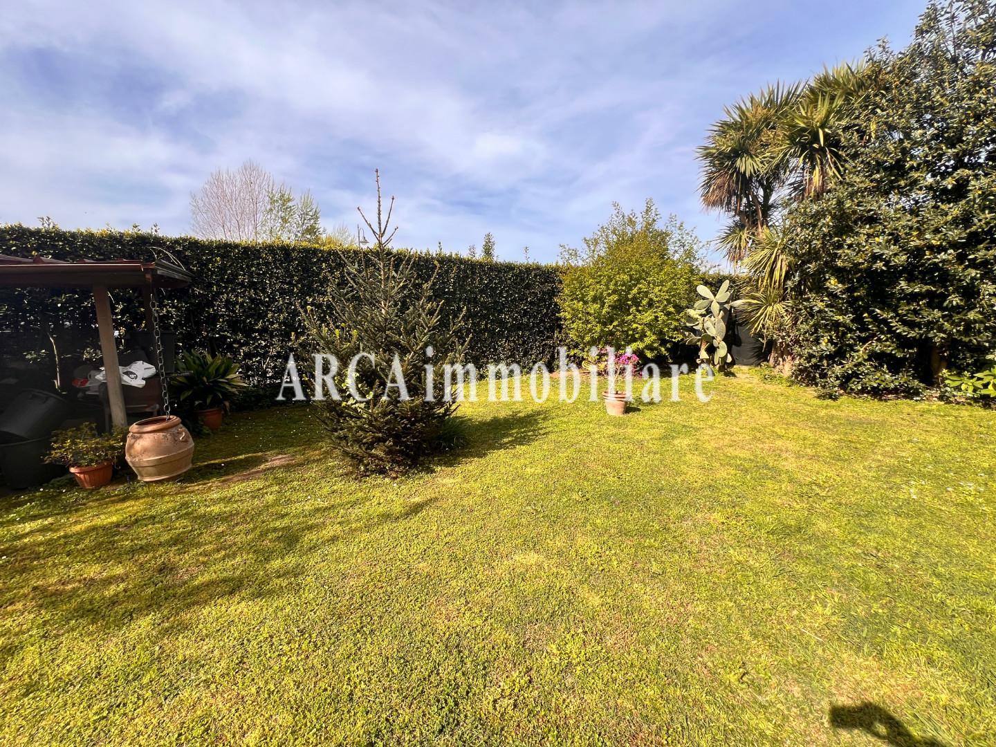 Villa Bifamiliare con giardino a Pietrasanta