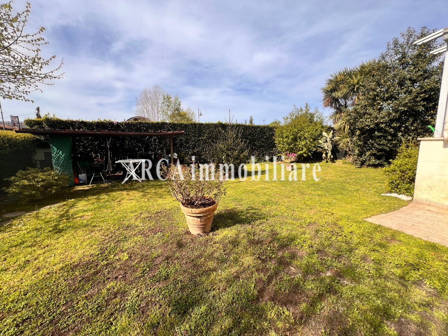 Villa Bifamiliare con giardino a Pietrasanta