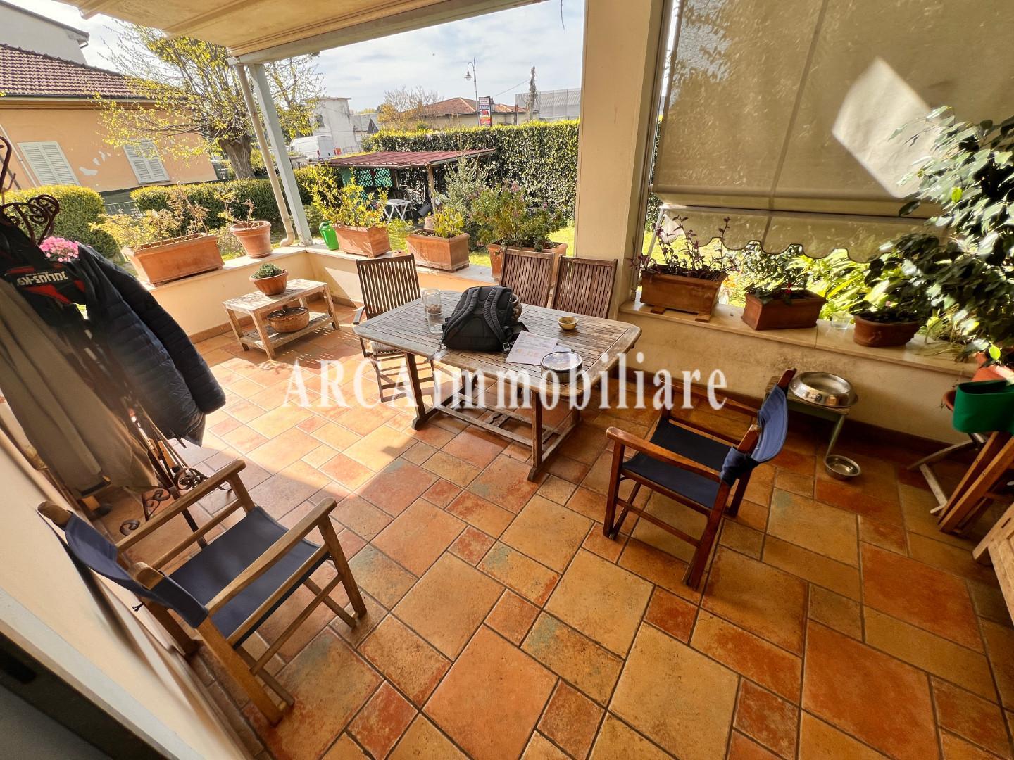 Villa Bifamiliare con giardino a Pietrasanta