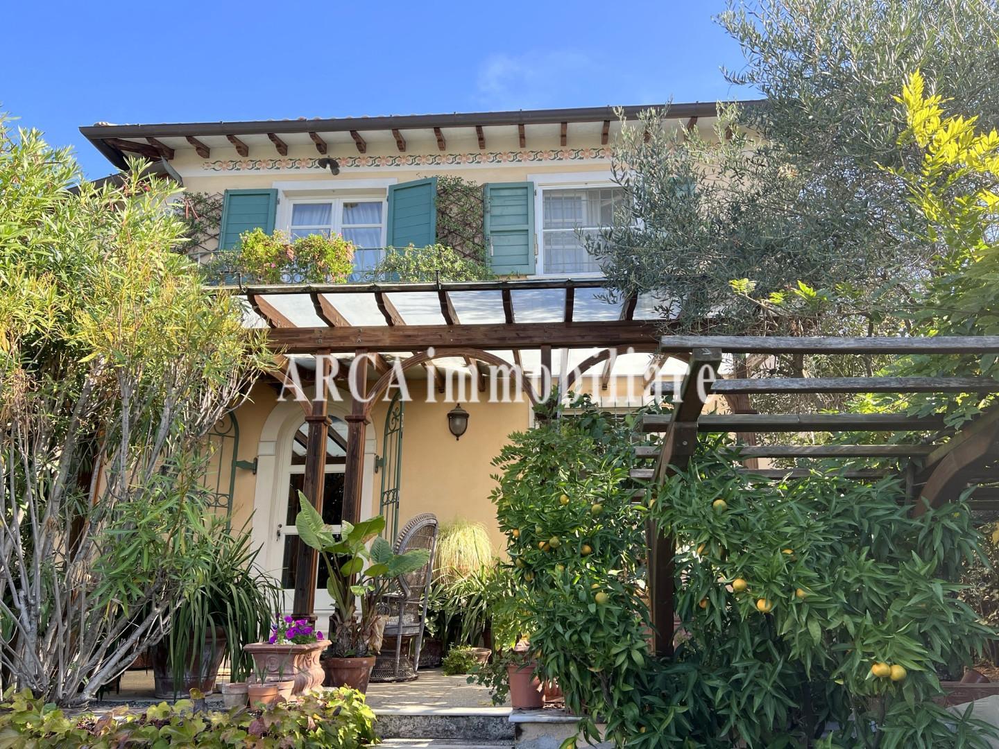 Villa con giardino, Pietrasanta strettoia