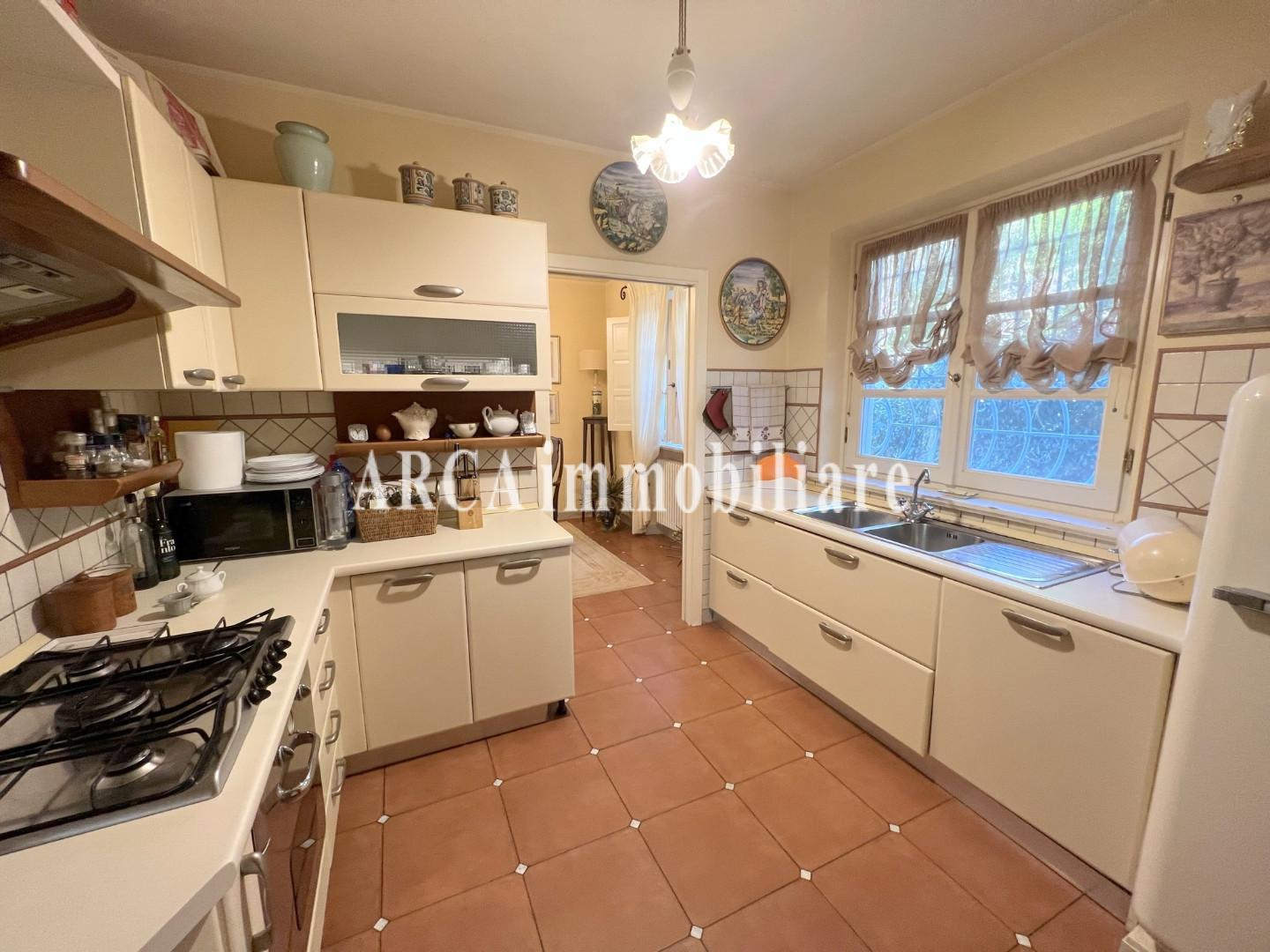 Villa con giardino, Pietrasanta strettoia