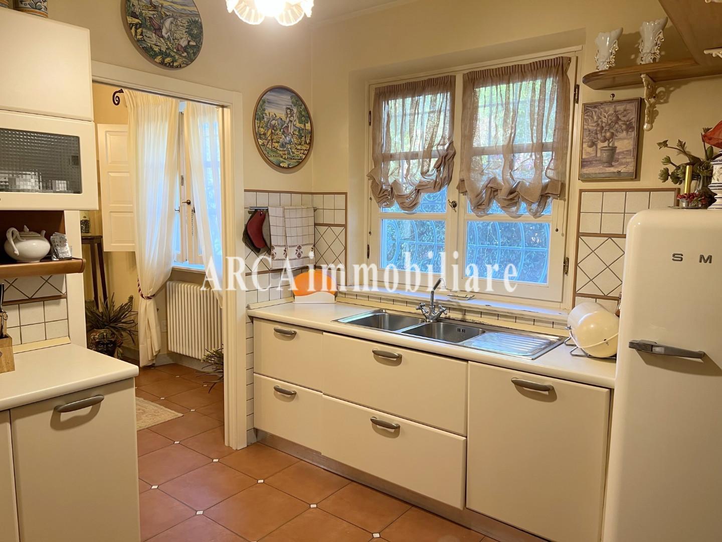 Villa con giardino, Pietrasanta strettoia