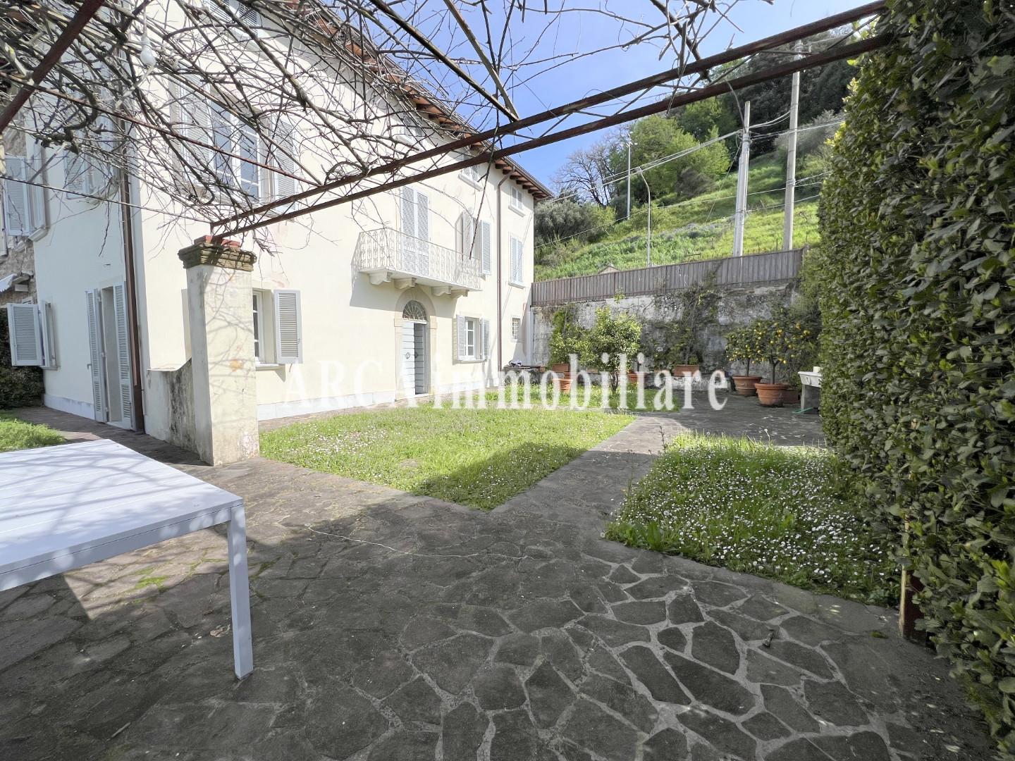 Villa con giardino a Pietrasanta