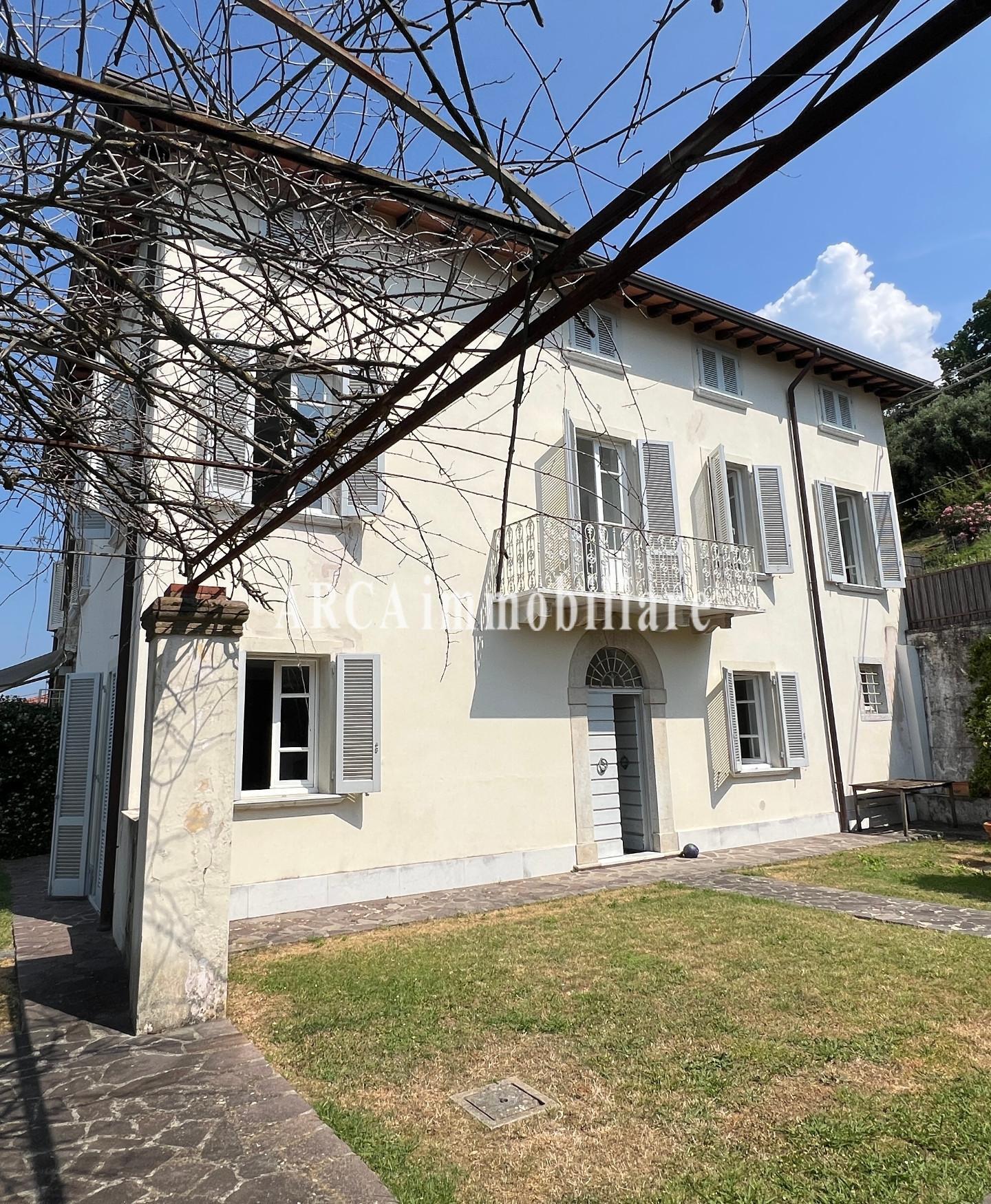 Villa con giardino a Pietrasanta