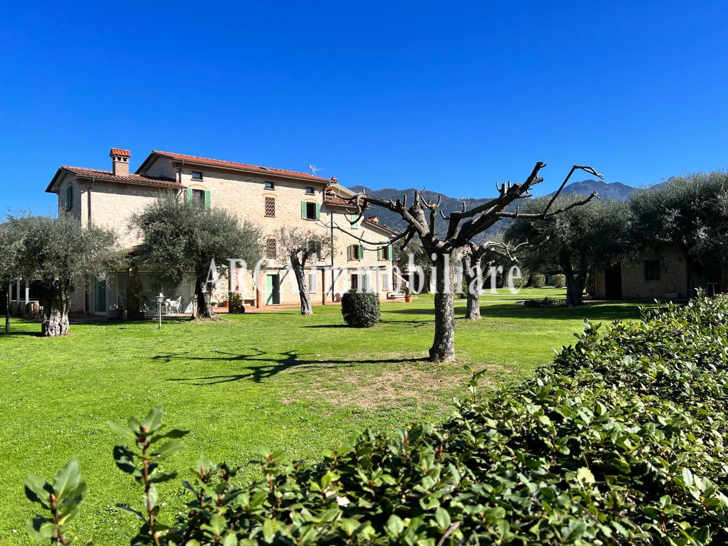 Rustico con giardino a Seravezza