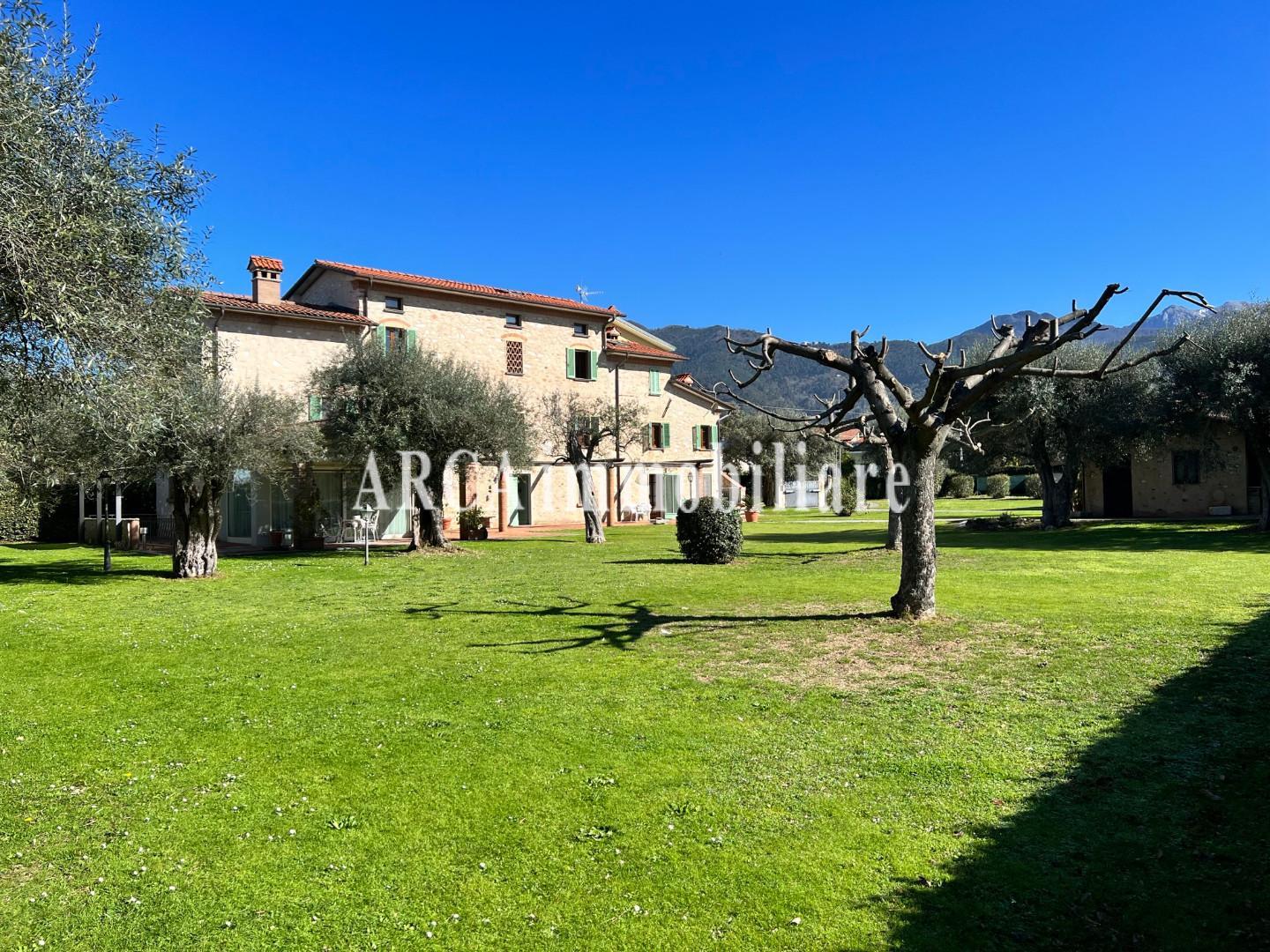 Rustico con giardino a Seravezza