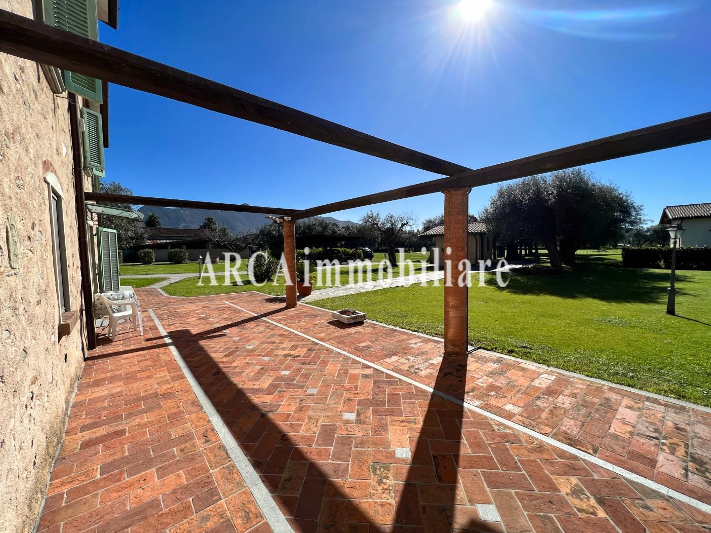 Rustico con giardino a Seravezza