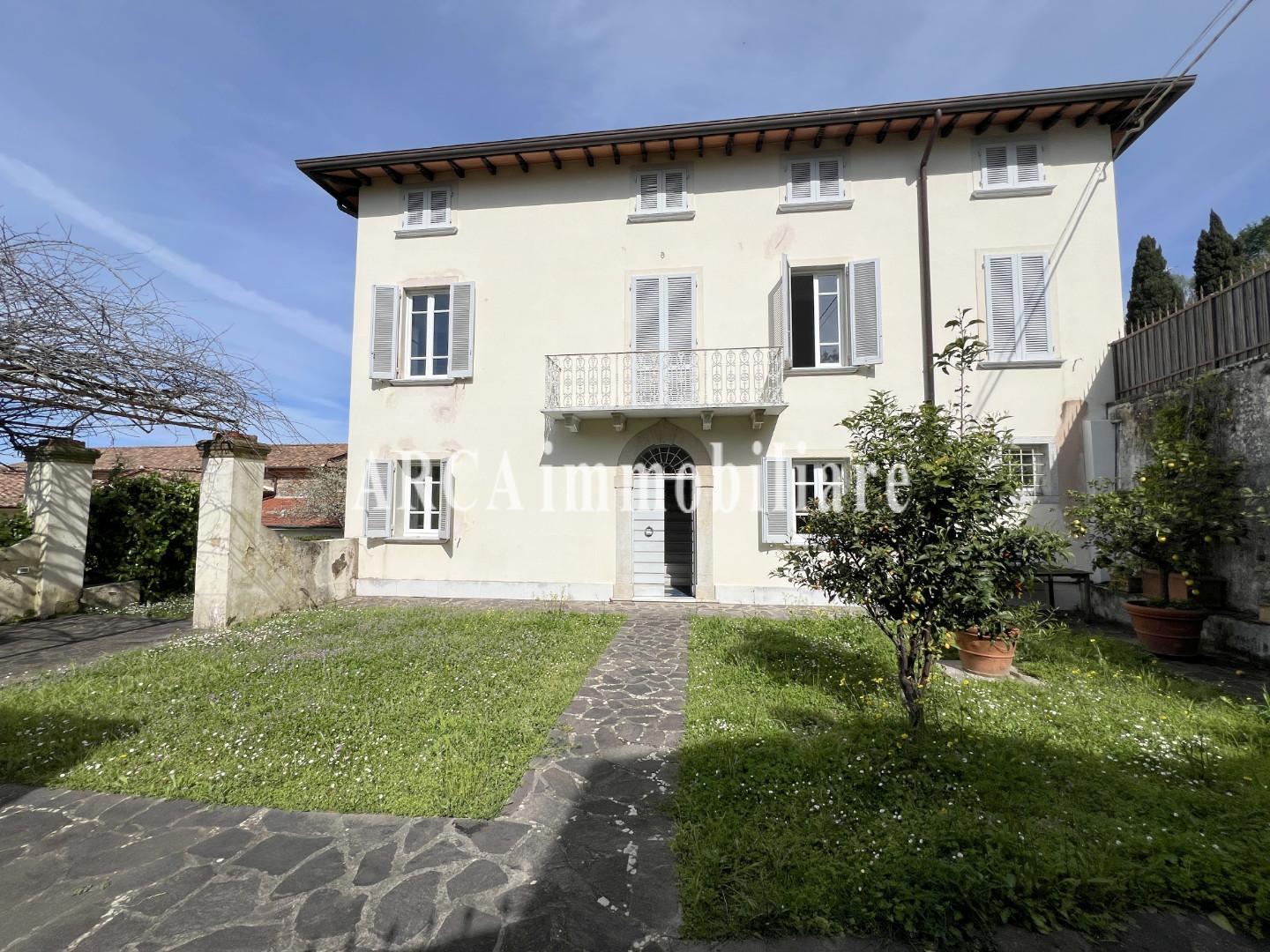 Villa con giardino a Pietrasanta