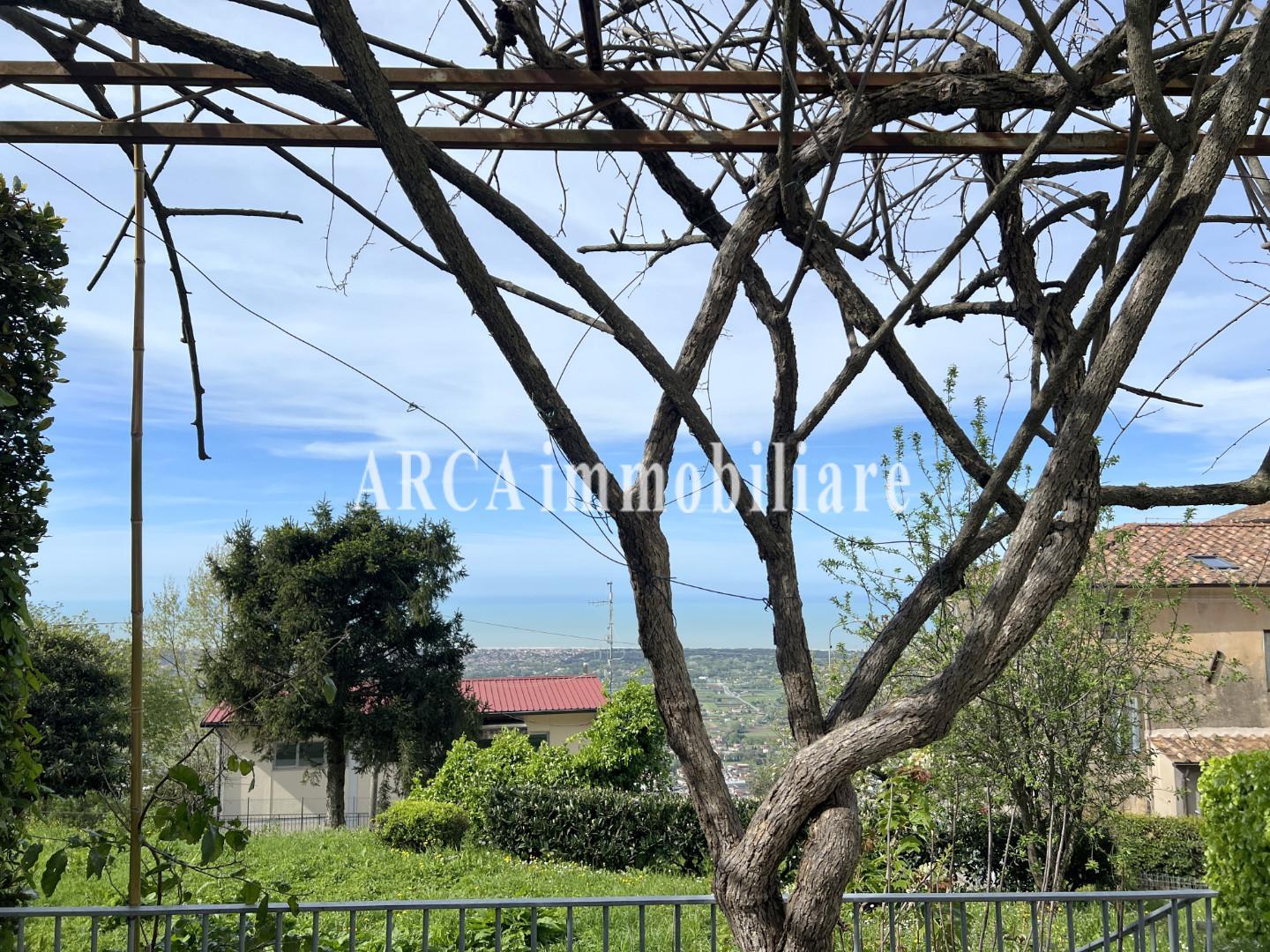 Villa con giardino a Pietrasanta