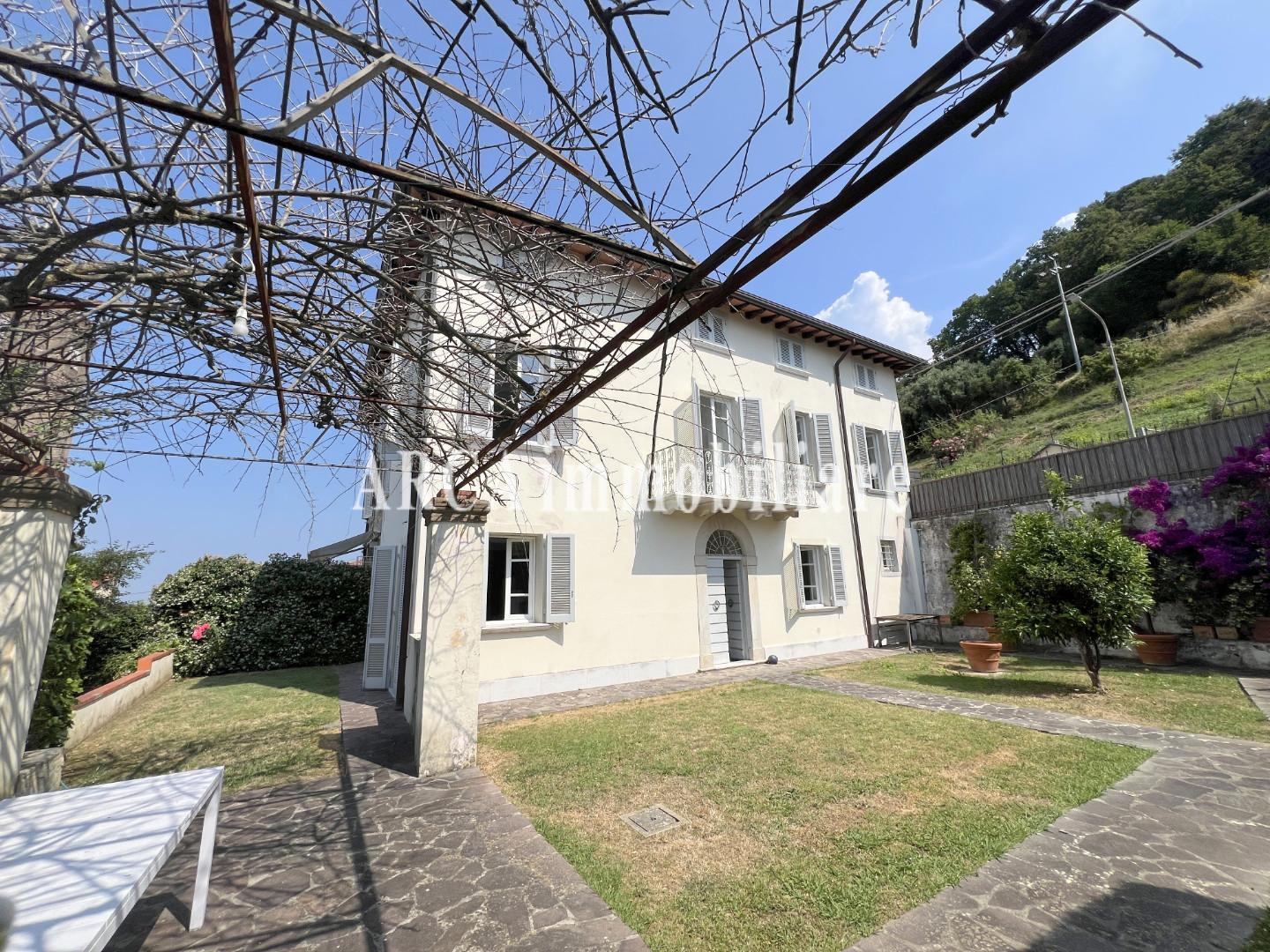 Villa con giardino a Pietrasanta