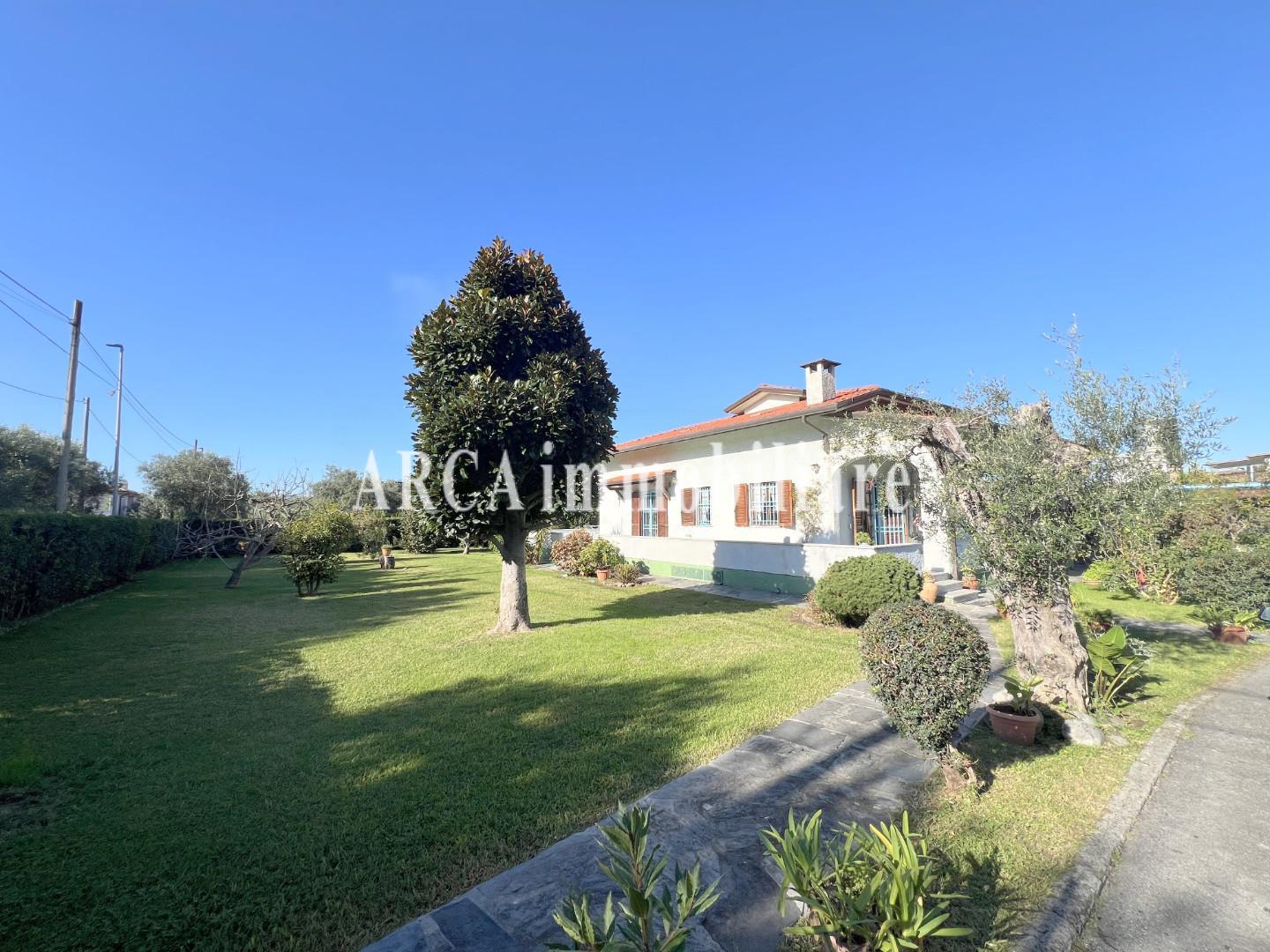 Villa con giardino, Seravezza pozzi