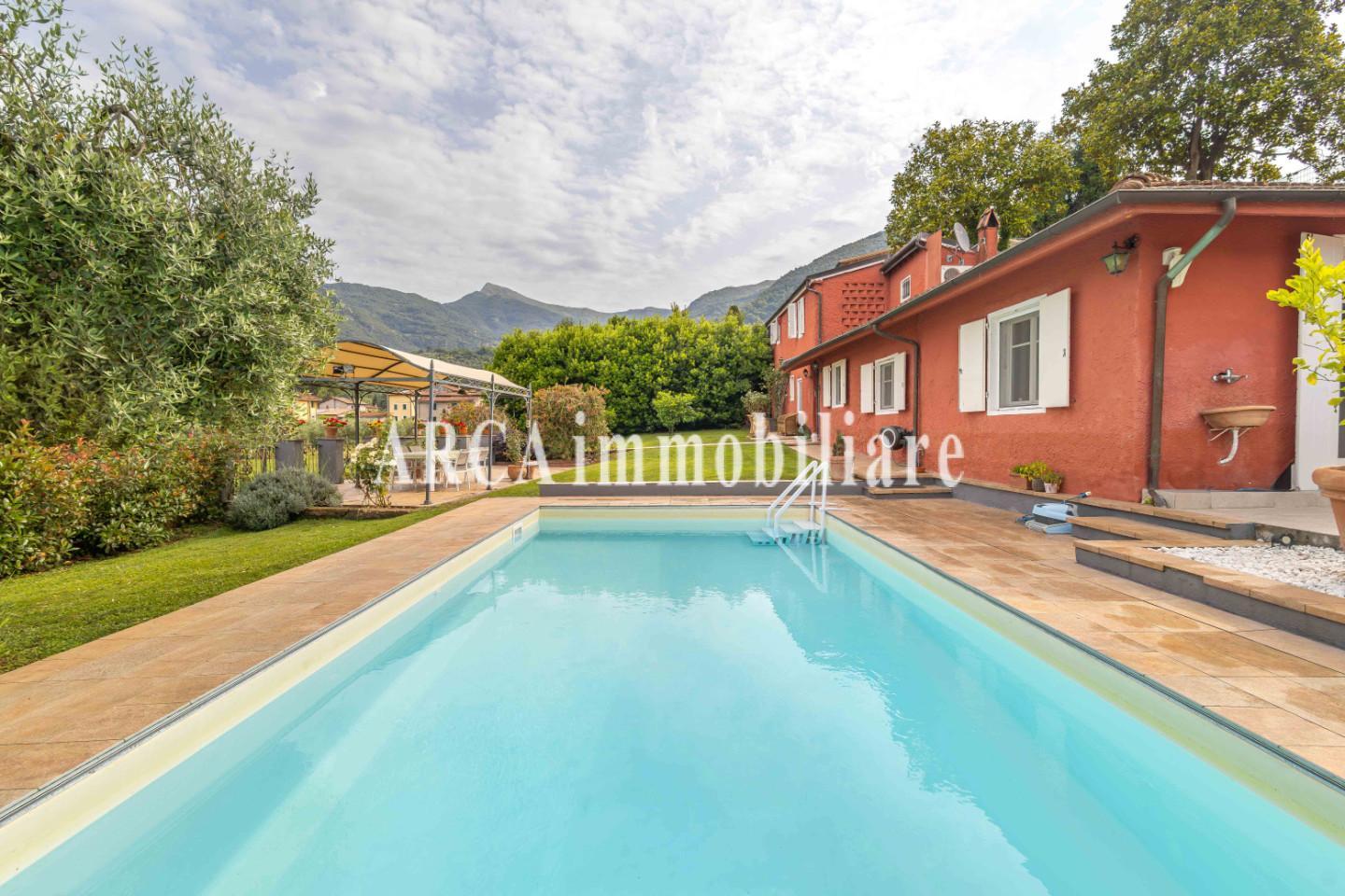 Rustico con giardino a Camaiore