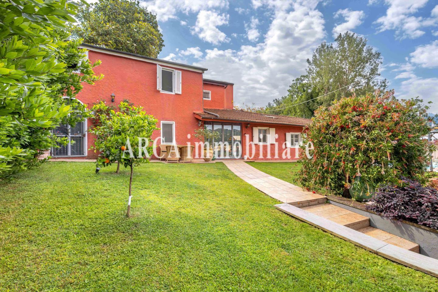 Rustico con giardino a Camaiore