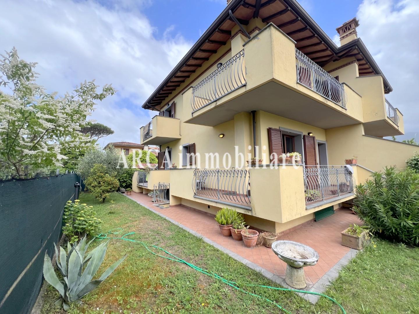 Villa Bifamiliare con giardino, Pietrasanta marina di