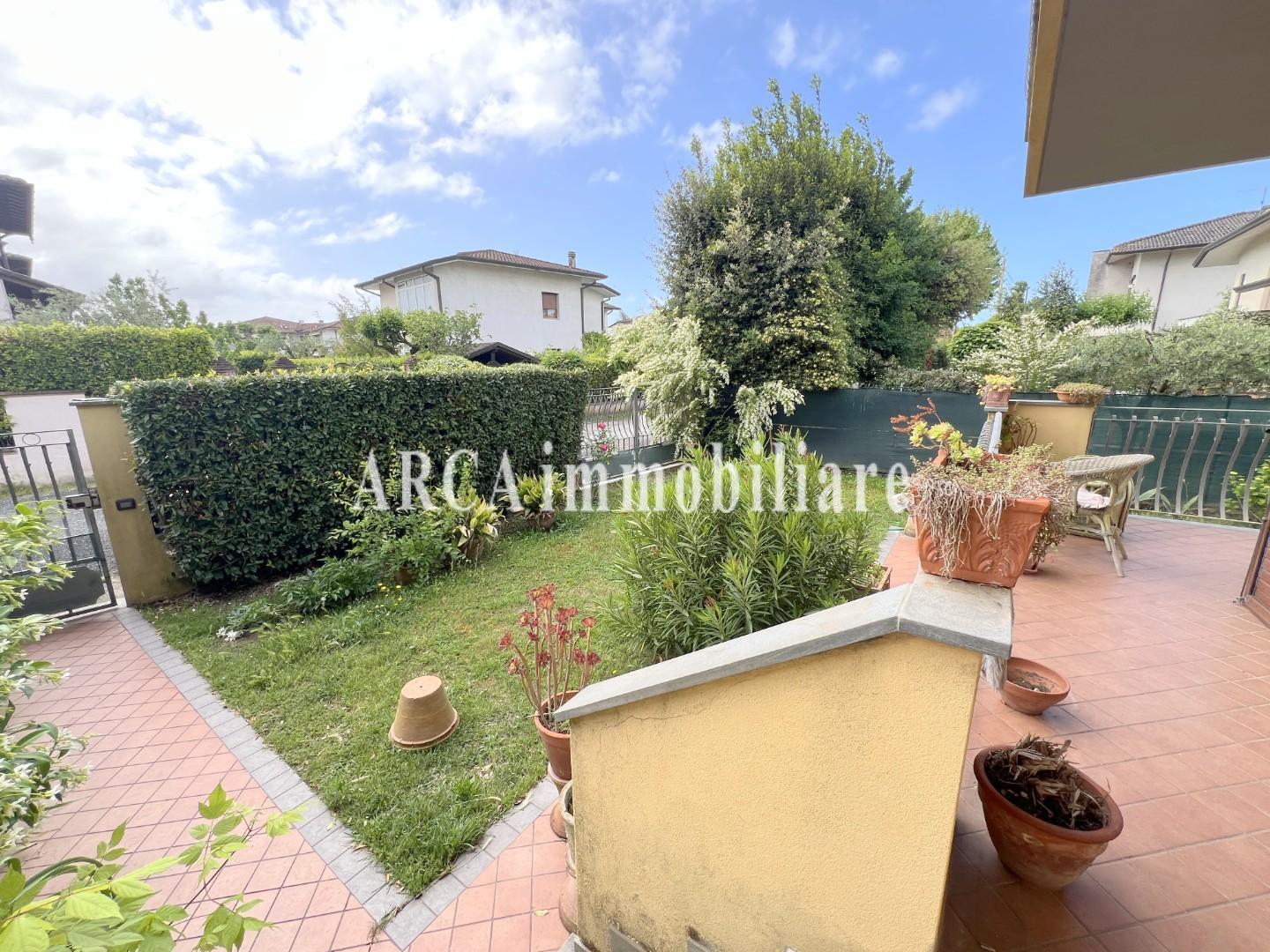 Villa Bifamiliare con giardino, Pietrasanta marina di