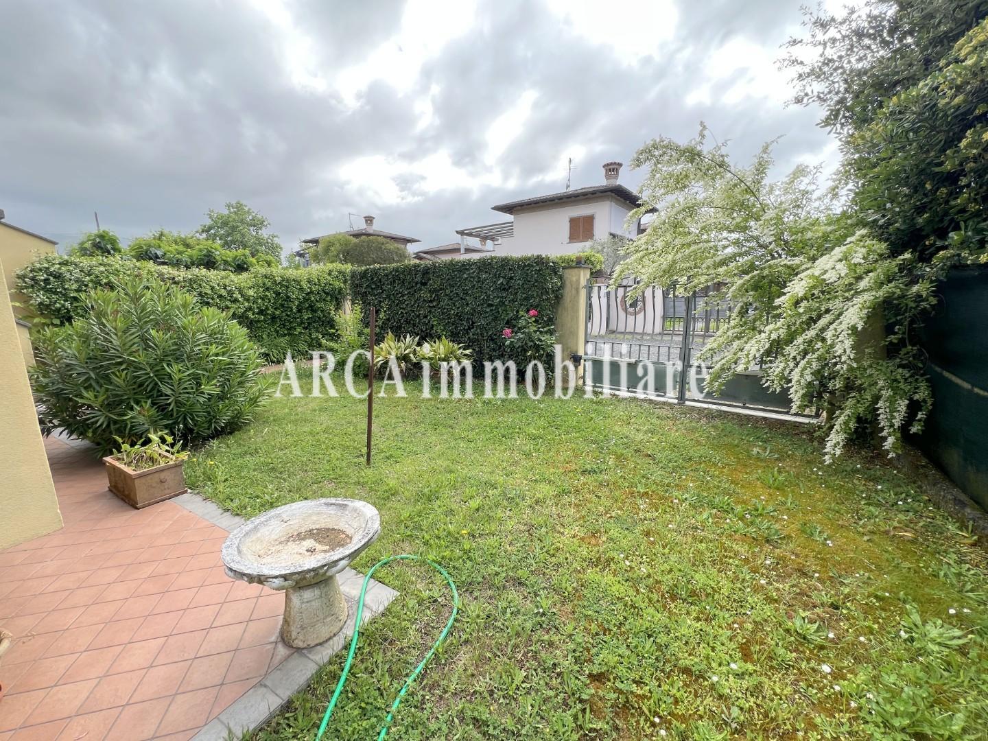 Villa Bifamiliare con giardino, Pietrasanta marina di