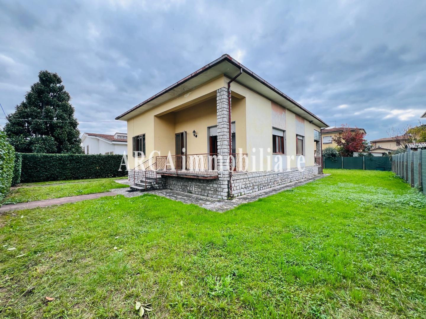 Villa con giardino a Pietrasanta