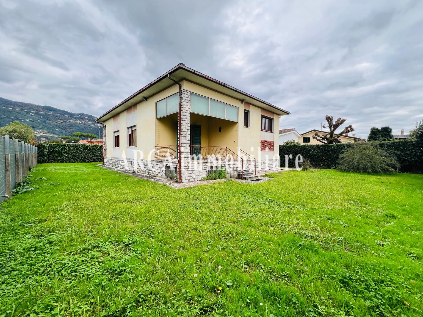 Villa con giardino a Pietrasanta