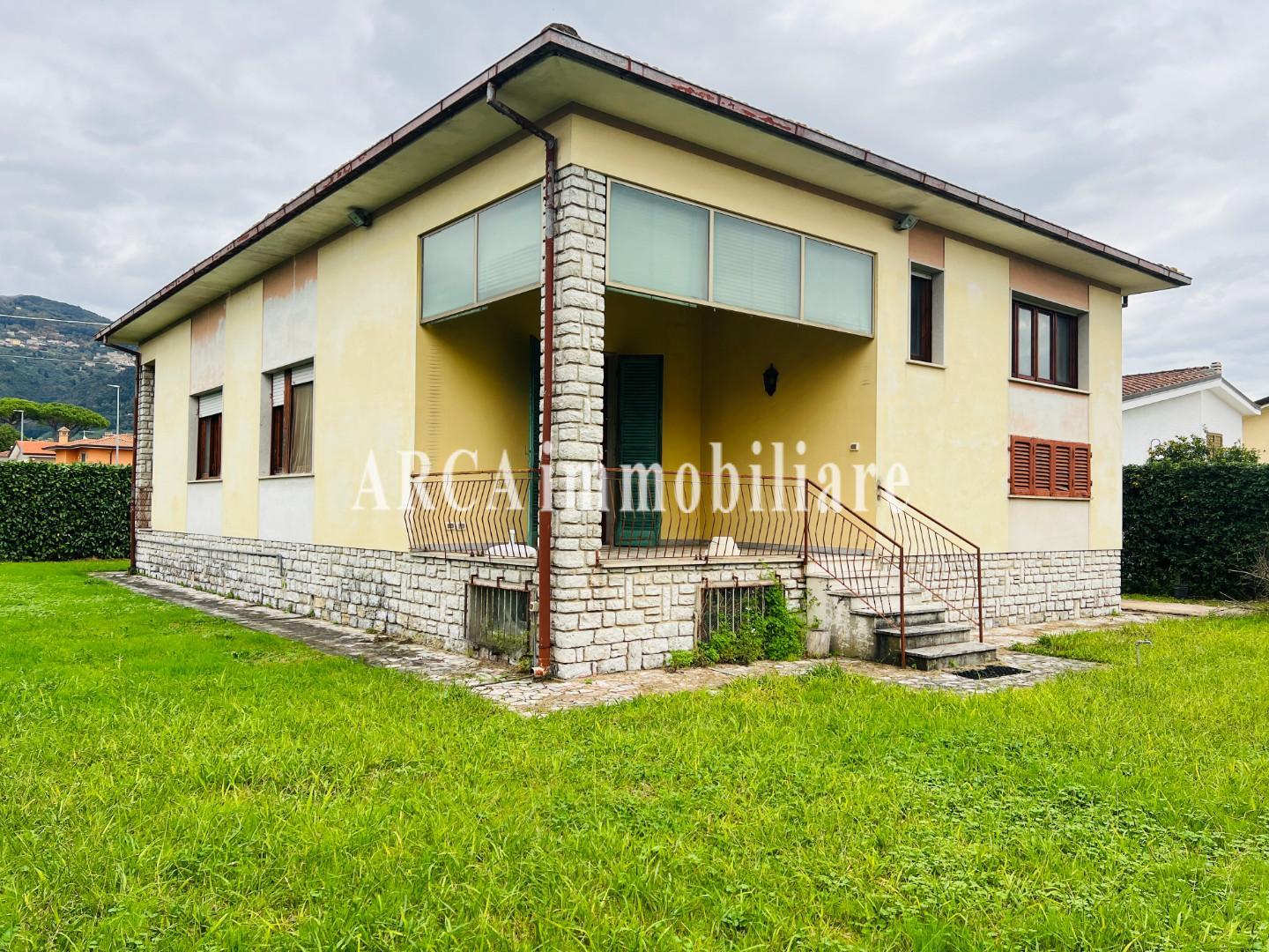Villa con giardino a Pietrasanta