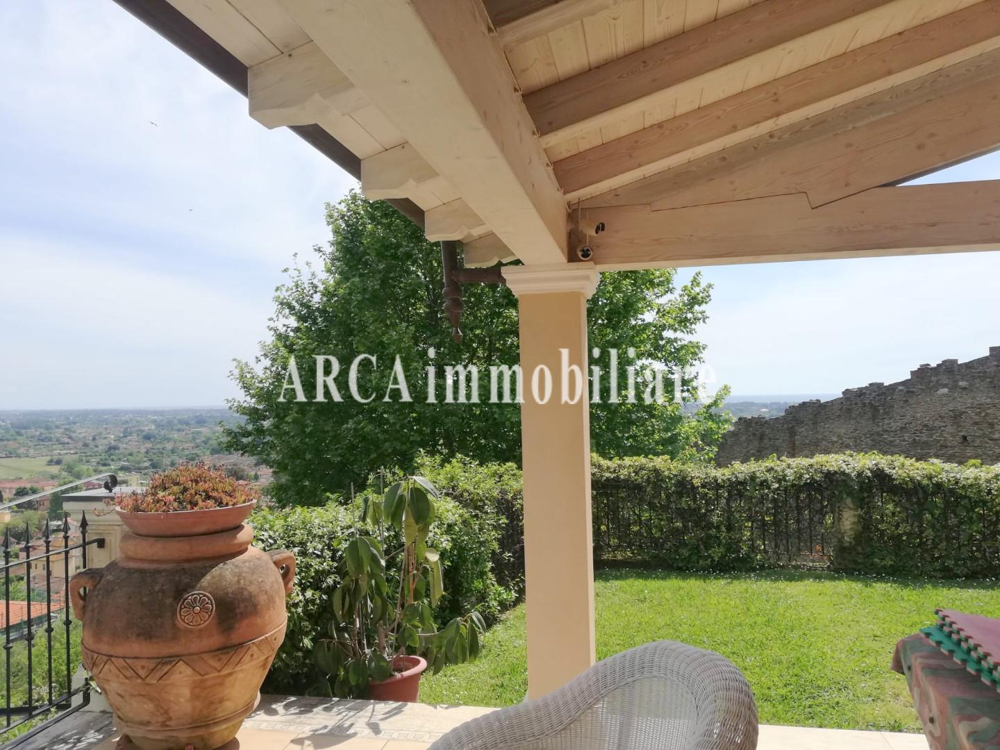 Villa con giardino a Pietrasanta