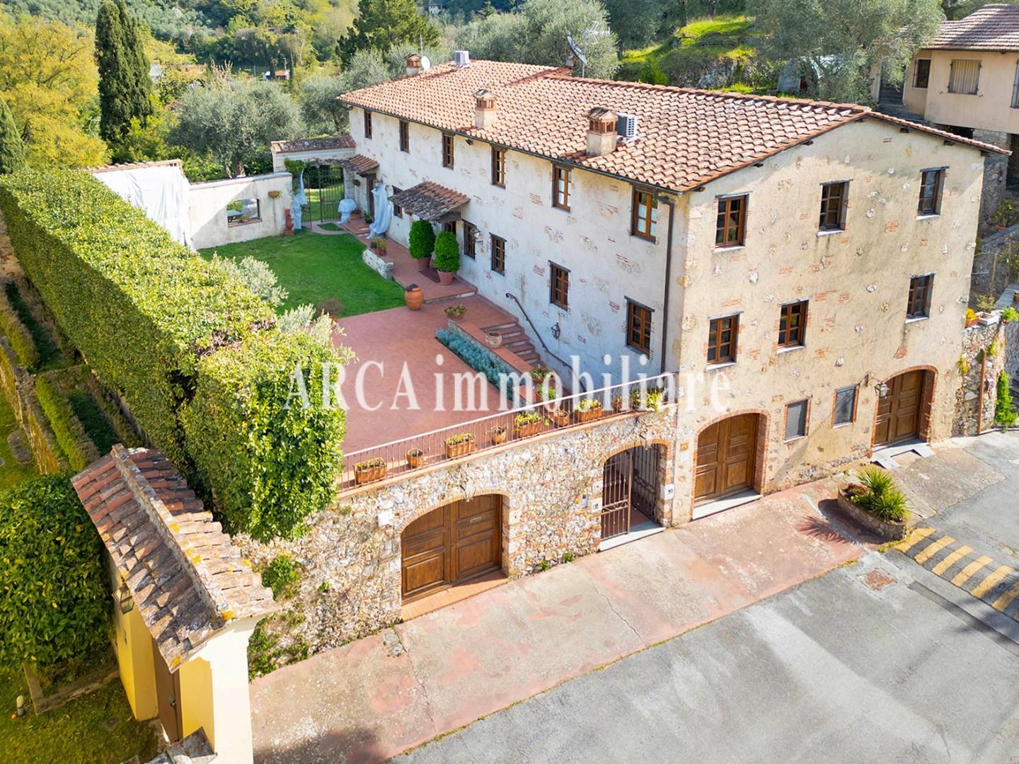 Villa con giardino a Pietrasanta