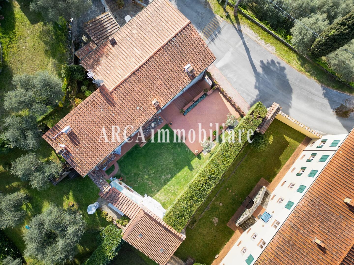 Villa con giardino a Pietrasanta