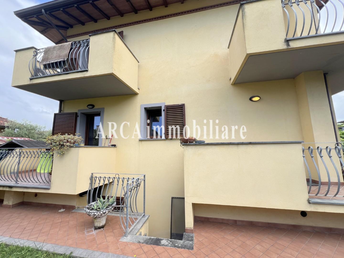 Villa Bifamiliare con giardino, Pietrasanta fiumetto