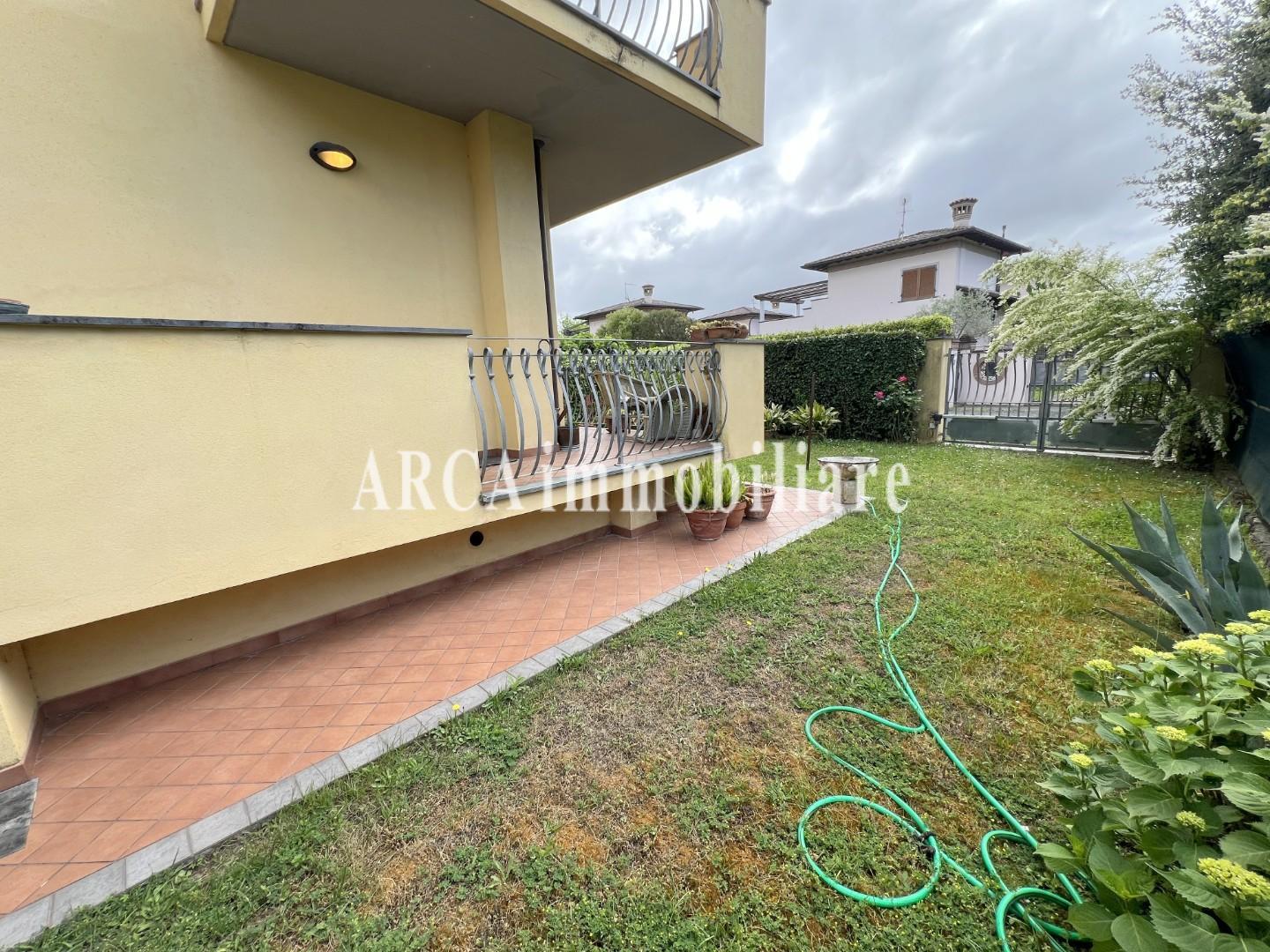 Villa Bifamiliare con giardino, Pietrasanta fiumetto