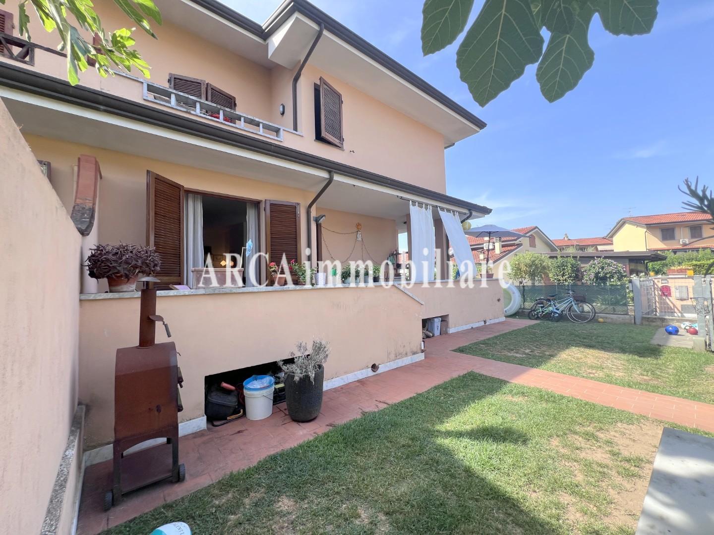 Villa Quadrifamiliari con giardino a Pietrasanta