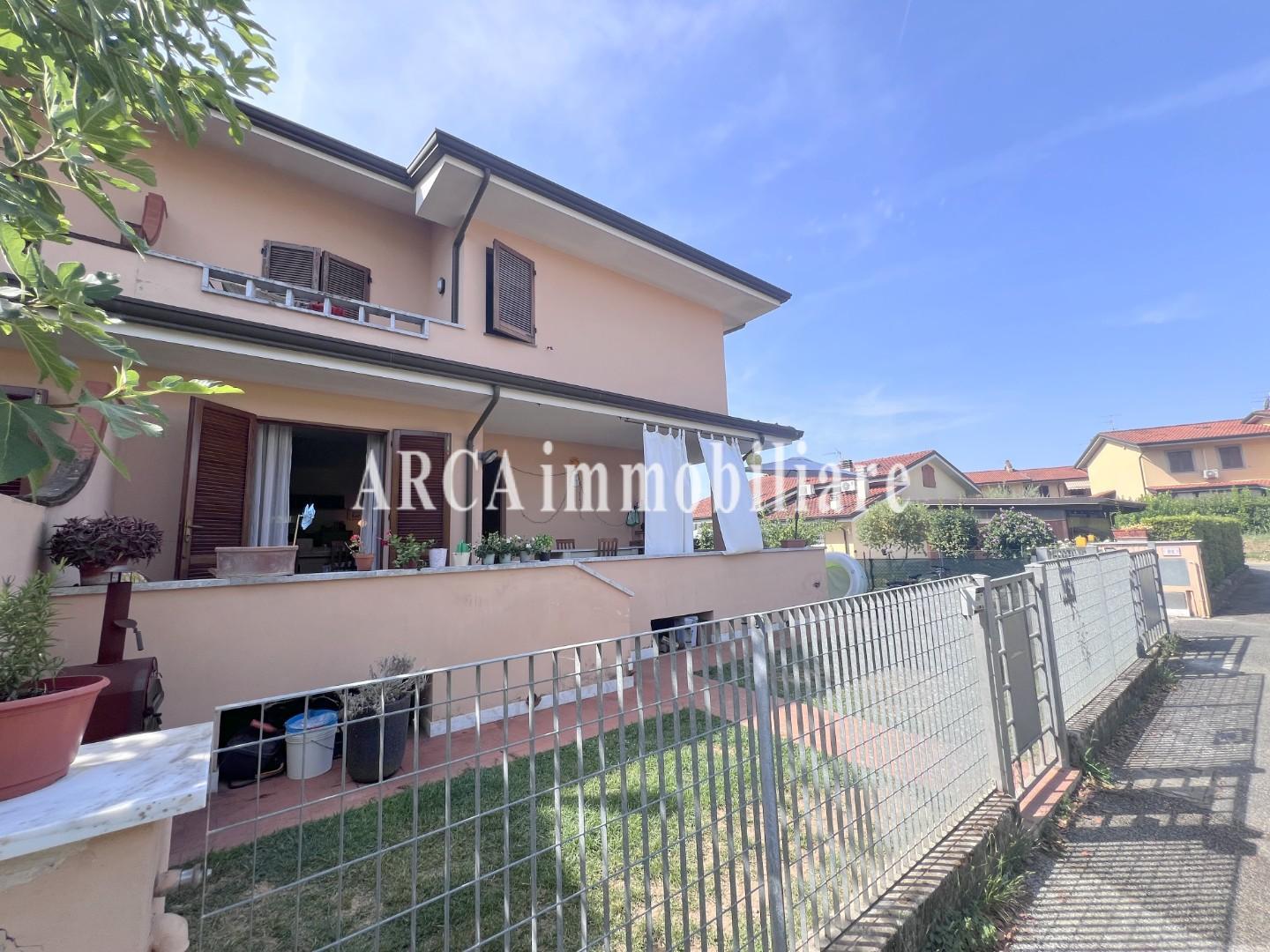Villa Quadrifamiliari con giardino a Pietrasanta