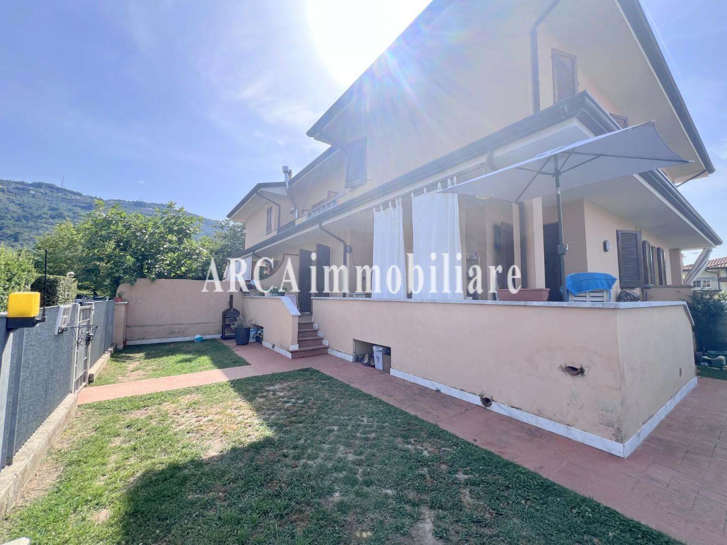Villa Quadrifamiliari con giardino a Pietrasanta