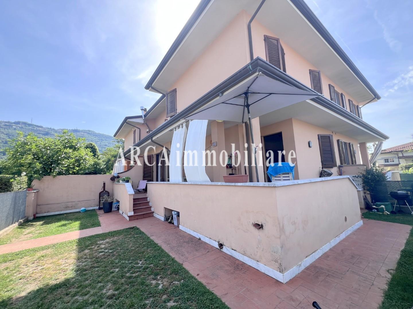 Villa Quadrifamiliari con giardino a Pietrasanta