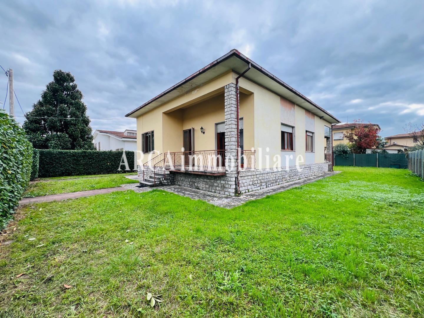 Villa con giardino a Pietrasanta